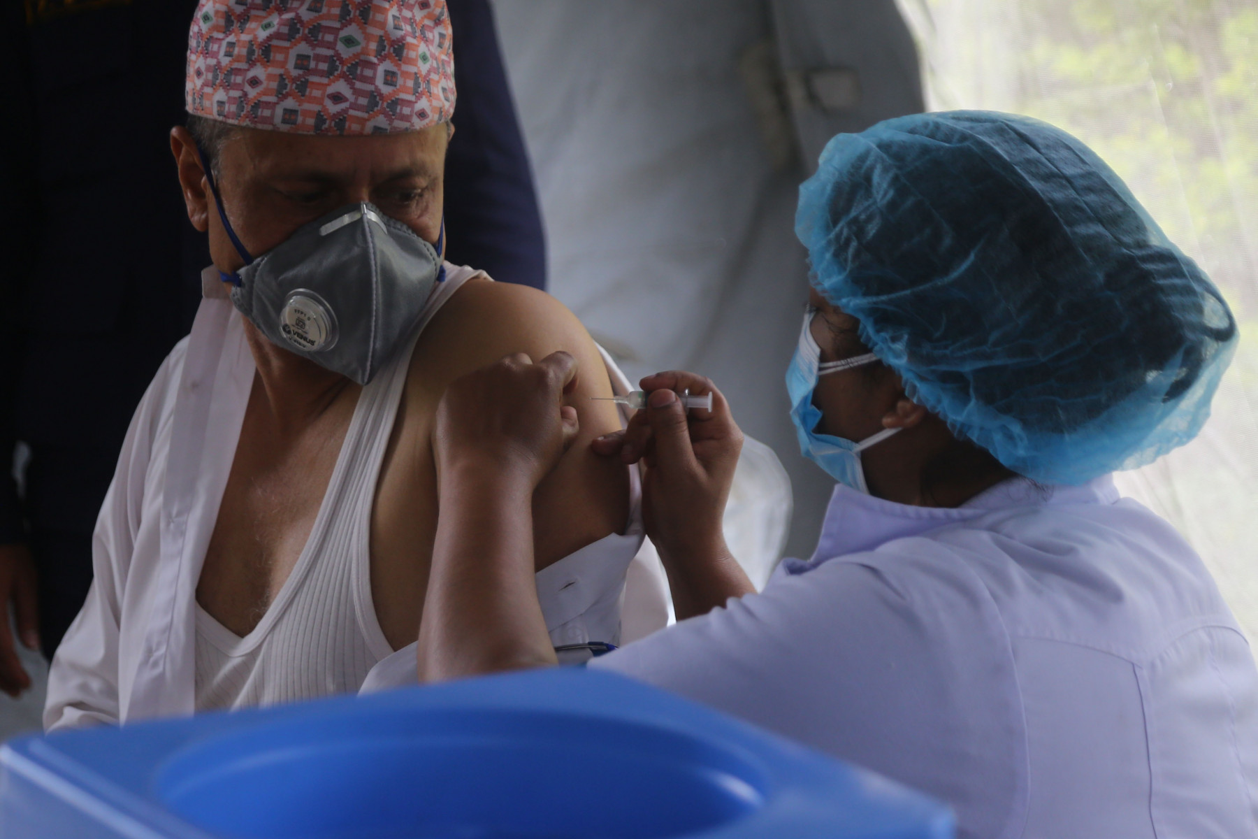 काठमाडौँको निजामती अस्पतालमा मङ्गलबार कोभिड–१९ विरुद्ध दोस्रो चरणको खोप लगाउँदै ज्येष्ठ नागरिक । तस्बिर:रोशन सापकोटा/रासस